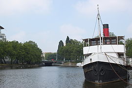 La sortie du tunnel au centre (rectangle noir), sur le port - canal.