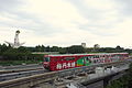 Une rame du monorail d'Osaka passant devant la Tour du Soleil, 1970, Osaka (Parc de l'exposition universelle en 2008).