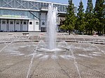 鶴見緑地噴水広場 後方に花博記念ホール（陳列館ホール）