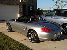 Photo d'une Boxster 550 Spyder grise vu de 3/4 arrière