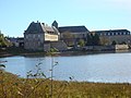 L'abbaye de Paimpont vue depuis l'étang.