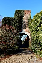 Entrée de l'ancien château de Thisnes