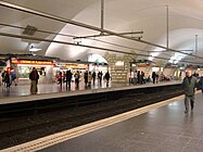 Deckenstromschiene bei der Linie 1 der Metro Barcelona