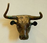 Cabeza de toro en cobre, con los ojos de nácar y lapislázuli III milenio a. C..