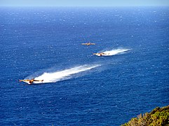 Trois "Canadairs" écopant dans le golfe.