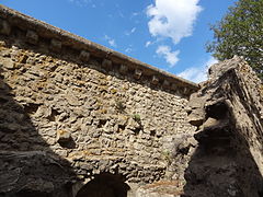 Détail d'une courtine du bas-château.