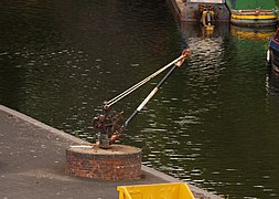 Icknield Port Loop canal crane 84