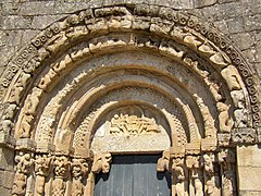 Tímpano de la iglesia de San Salvador de Bravaes, Cristo rodeado por dos de sus discípulos.