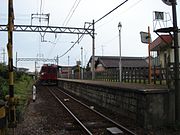 駅全景（2007年9月、踏切から）