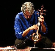 کیهان کلهر، نوازنده چیره‌دست ایرانی در حال نواختن کمانچه