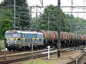 La 2329 en tête d'un train de citernes Luxembourg Feluy entre dans le faisceau de Gembloux, avant d'y faire demi tour