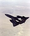 מטוס SR-71 בתדלוק,עם מנוע LASRE הנסיוני, המורכב על גב המטוס.
