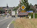Entrée de La Croix-Verte, avec à l'arrière-plan la ville de Beaumont-sur-Sarthe.