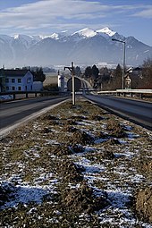 Photographie de nombreuses taupinières bordées de neige parsemées sur un terre-plein central.