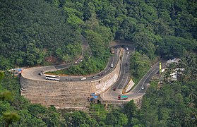 Virages en lacet sur le col routier de Thamarassery Churam, entre Calicut et le Wayanad.