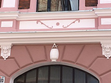 Detail of the portal, with dividers and barrel symbols.