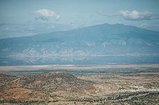 Θέα στη Μεγάλη Ρηξιγενή Κοιλάδα (Great Rift Valley) στη βόρεια Τανζανία. Από κάτω, διακρίνεται η Λίμνη Νάτρον, με το Όρος Γκελάι (Gelai) στο βάθος.