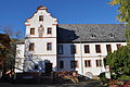 Ehem. Schloss Ober-Mörlen mit Wirtschaftshof und Resten der Einfriedung des Lustgartens, das Schloss heute Rathaus der Gemeinde Ober-Mörlen