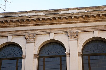 Detalhe com entablamento e capitéis do andar nobre, provável obra de Palladio