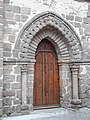 Porte romane nord de la chapelle Saint-Crépin, arc ogival, rouleaux et « semelles ».