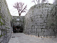 Embrasure d'une batterie casematée dans le flanc du bastion du Dauphin à Saint-Paul-de-Vence.