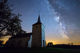 La chapelle de Savault sous la voûte étoilée.