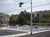 信楽I.C口交差点から見た国道307号（2008年4月、中央に信楽高原鐵道列車衝突事故の慰霊碑が見える）