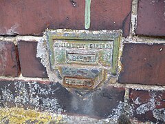 Un repère de nivellement rectangulaire, situé sur la commune de Saint-Remy-en-l'Eau (Oise).