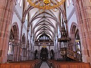 Vue intérieure de la nef vers la tribune d'orgue.