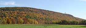 Vue de Talcott Mountain et Heublein Tower, à droite, depuis la vallée de la rivière Farmington.