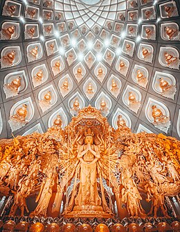 Santuario a las Mil Manos de Guanyin (Qianshou Guanyin) y a las Once Cabezas de Guanyin (Shiyimian Guanyin) en el Monte Putuo Guanyin Dharma Realm en Zhejiang, China