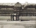 手前からカルーゼル凱旋門、テュイルリー宮殿、エトワール凱旋門（1860年）