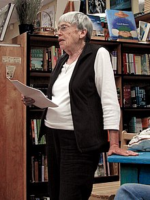 Le Guin realizando uma leitura em 2008