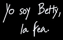 cuadro negro con letras blancas que dicen "Yo soy Betty la fea" en un estilo tipográfico de escritura a mano