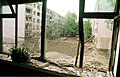 Нови Сад 1999. године. Нато пројектил током бомбардовања СР Југославиа, погодио је простор између две стамбене зграде и Основне школе Свето…