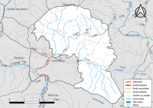 Carte en couleur présentant le réseau hydrographique de la commune