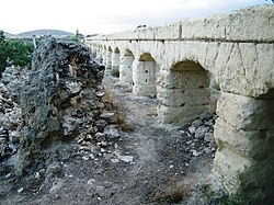 The old and new aqueducts of Albatana.