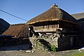 Hórreo colocado sobre paredes de pedra.