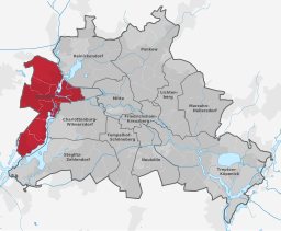 Karta över Berlins stadsdelsområden med Spandau rödmarkerat.