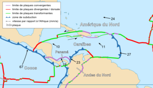 La Martinique est située sur la zone de subduction (en bleu) sur la façade orientale de la plaque Caraïbe.