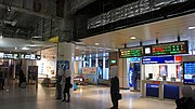 国内線到着ロビーに設置されている、当駅の列車発車時刻および南千歳駅の乗換案内を表示する電光掲示板（2017年11月）