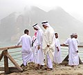 رجال عرب يرتدون دشاديش في صلالة، عمان.