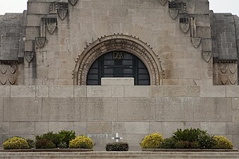 Sous l'entrée principale, la tombe du général Anselin.