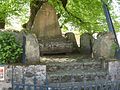 Le monument aux morts sous le tilleul Sully.