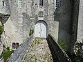 Le portail principal et le pont au-dessus du fossé.