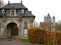 La tour-porche vue de l'est avec la basilique au fond