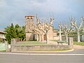 L'église et la grande croix de pierre.