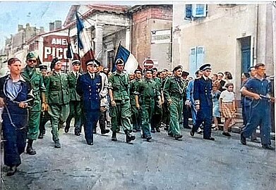 Défilé des autorités et des résistants dans la rue Victor-Hugo le 21 août 1944 vers 11h00. De gauche à droite : un F.F.I armé (car des tirs de la milice française se font encore entendre), Estève, « Carnot », X, le préfet Gazagne, Allen, Claverie, « Léon des Landes », « Jean des Landes », le capitaine Mellows (blessé, aidé d'une canne. Il sera tué dans l'après-midi au combat du pont de Bats) le secrétaire-général Mourer, un F.F.I. armé[22].