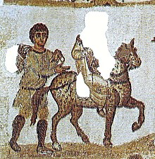 Détail de la mosaïque avec deux personnages dont l'un est à cheval et l'autre à pied, portant quelque chose sur son dos