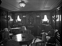 Sala de estar de la suite de primera clase C-57-59 del Olympic, diseñada al estilo regencia. En el Titanic equivalía a la C-55-57, donde se hospedaron el matrimonio de Isidor e Ida Straus, quienes perecieron en el desastre.